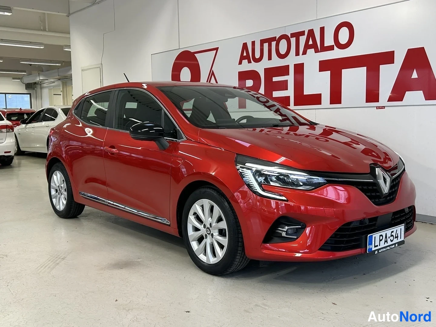 Punainen Renault Clio 2020, etuviisto, keula oikealle, kuva 2