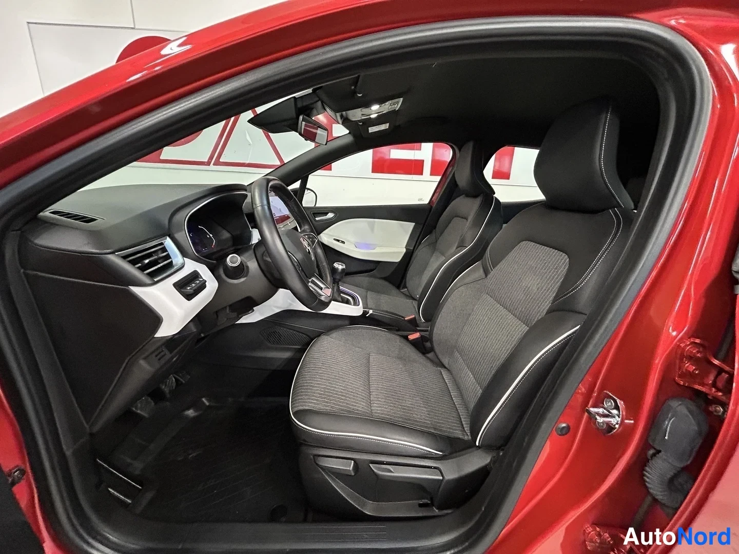 Punainen Renault Clio 2020, ohjaamo, kuva 9