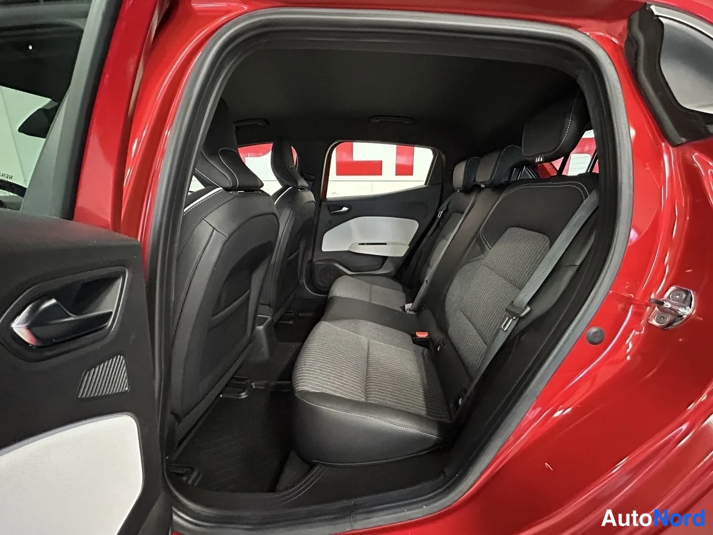Punainen Renault Clio 2020, takaistuimet, kuva 12
