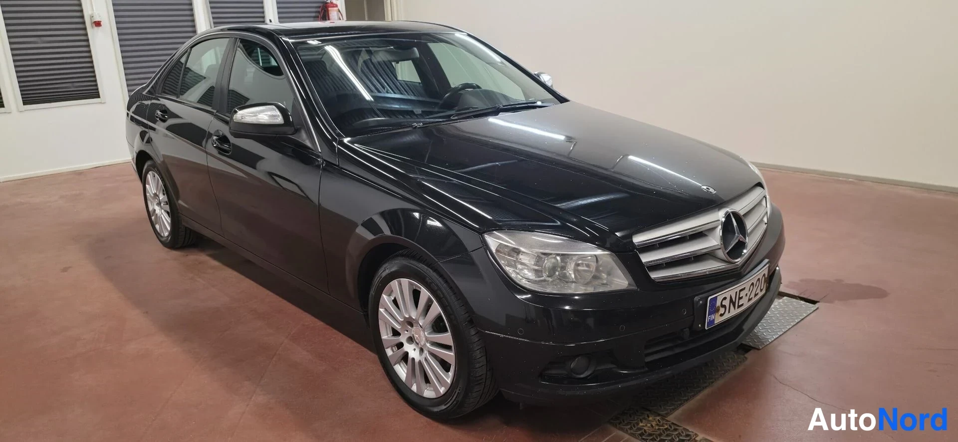 Musta Mercedes-Benz C  Sedan 2008, etuviisto, keula oikealle, kuva 2