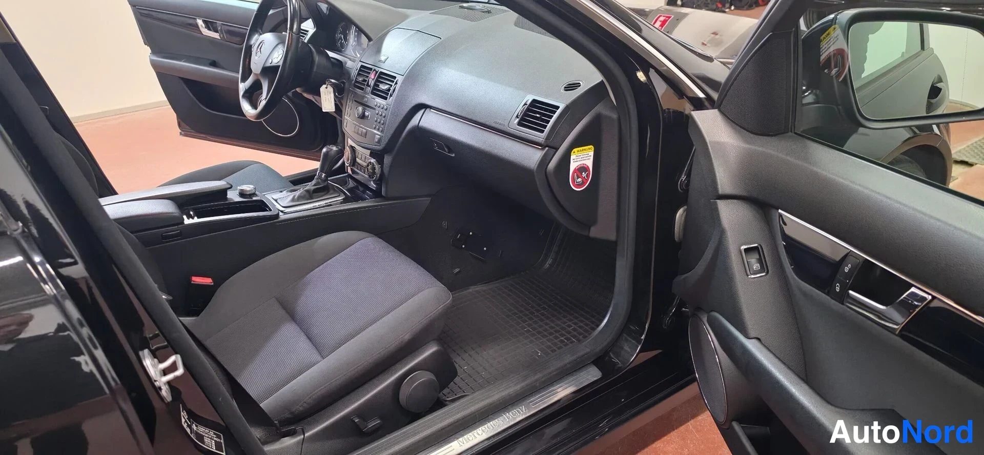 Musta Mercedes-Benz C  Sedan 2008, ohjaamo, kuva 11