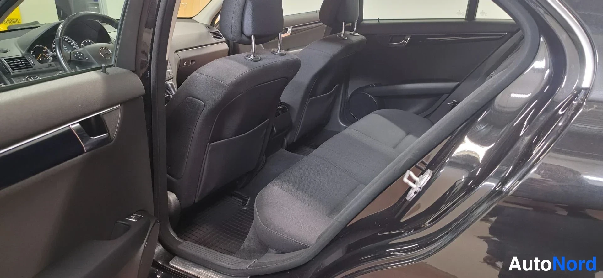 Musta Mercedes-Benz C  Sedan 2008, takaistuimet, kuva 15