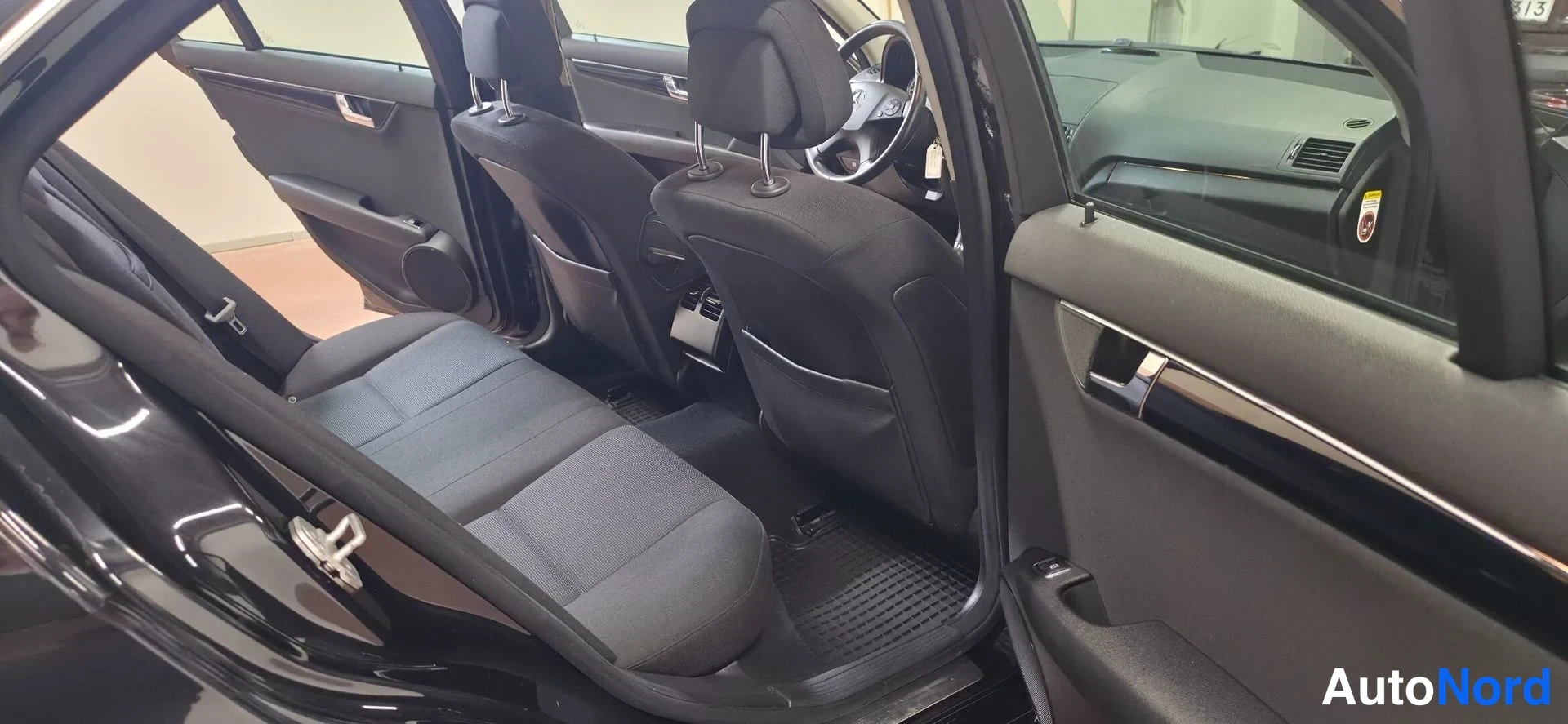 Musta Mercedes-Benz C  Sedan 2008, takaistuimet, kuva 16