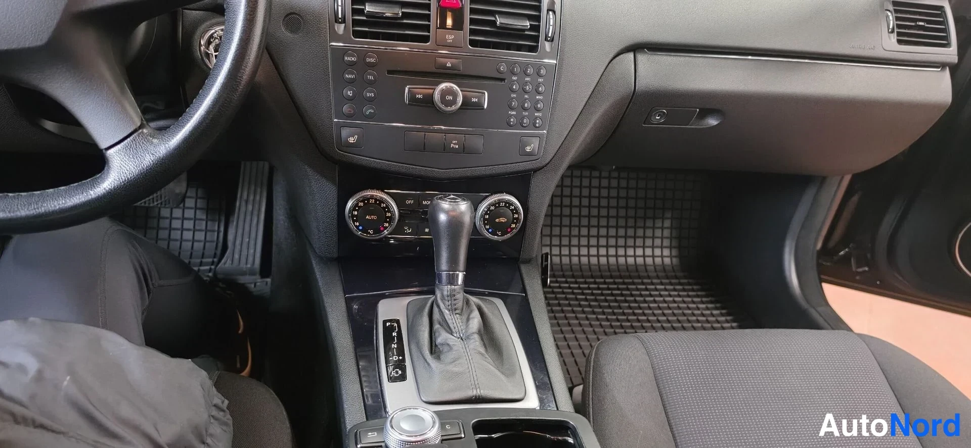 Musta Mercedes-Benz C  Sedan 2008, ohjaamo, kuva 12