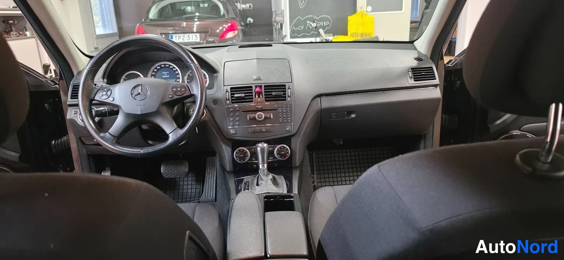 Musta Mercedes-Benz C  Sedan 2008, ohjaamo, kuva 13