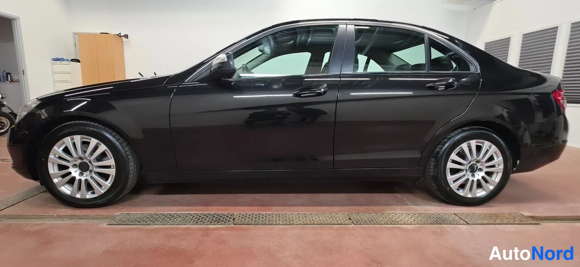 Musta Mercedes-Benz C  Sedan 2008, sivulta, kuva 4