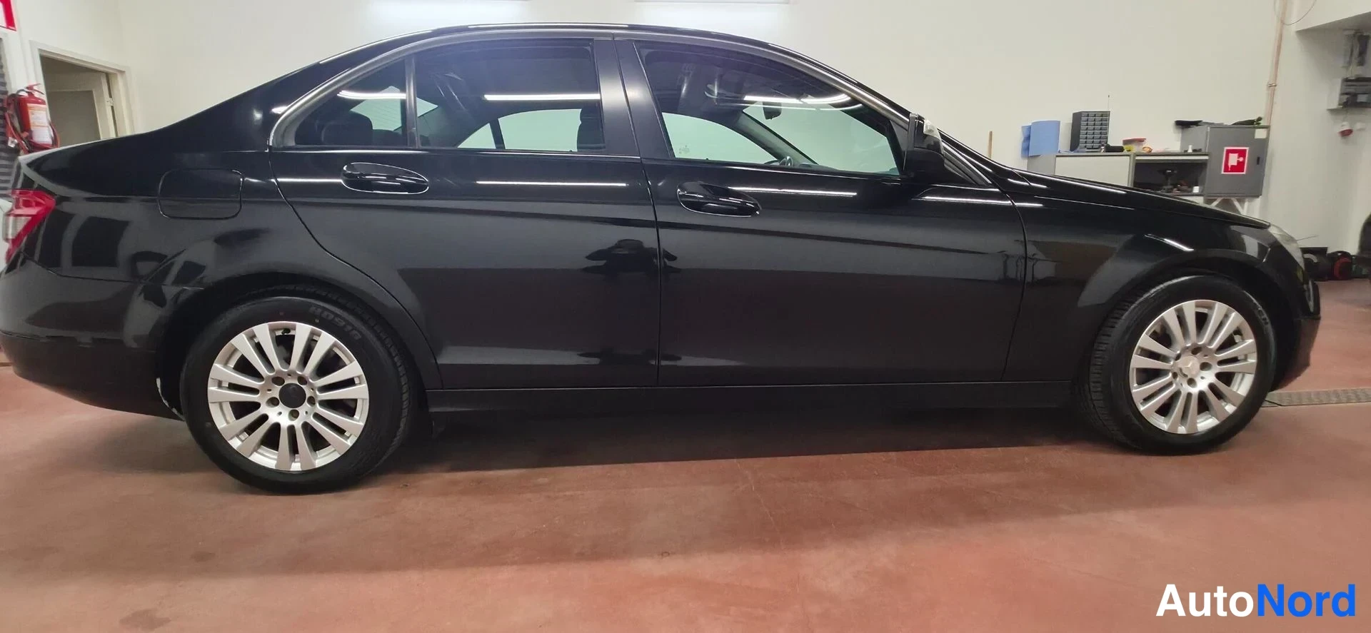 Musta Mercedes-Benz C  Sedan 2008, sivulta, kuva 5