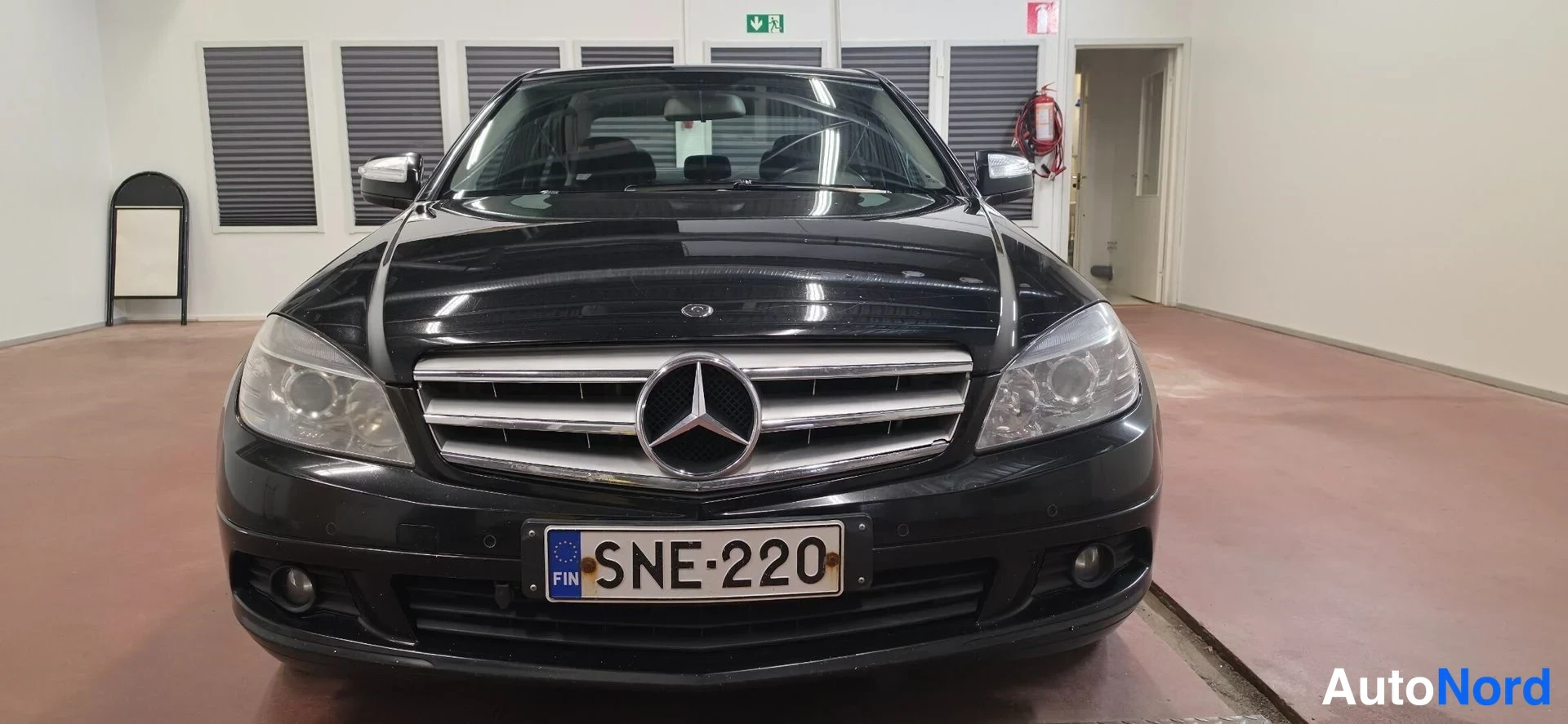 Musta Mercedes-Benz C  Sedan 2008, edestä, kuva 3