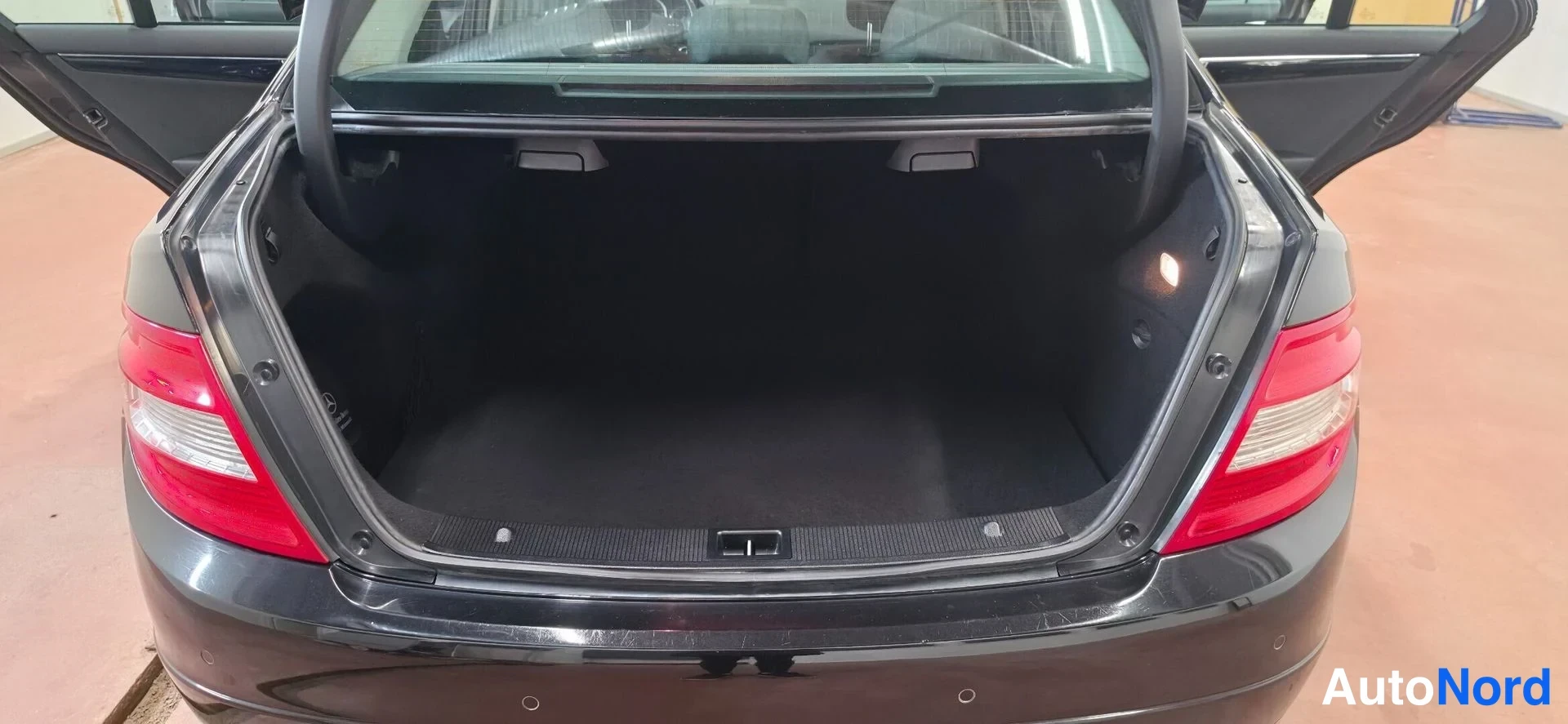 Musta Mercedes-Benz C  Sedan 2008, takaa, kuva 9