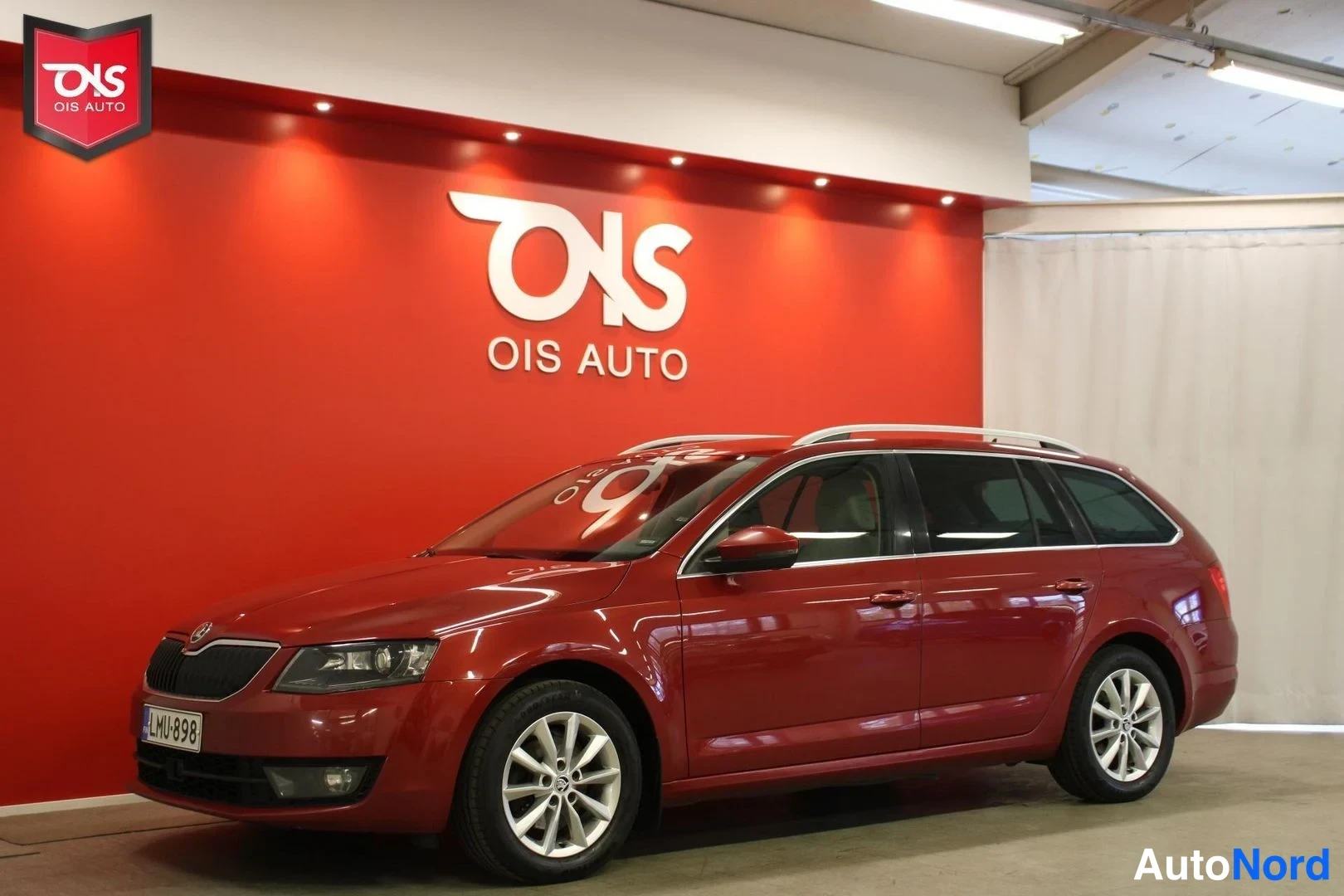 Punainen Skoda Octavia 2015, etuviisto, keula vasemmalle, kuva 2