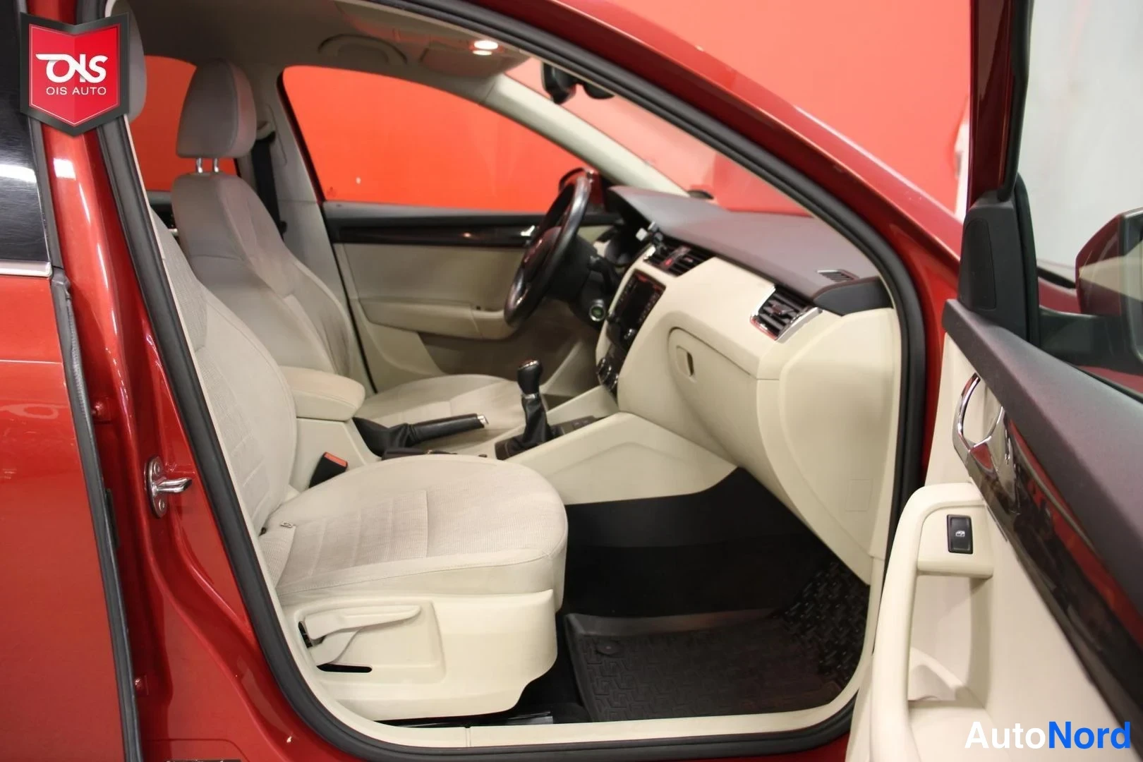 Punainen Skoda Octavia 2015, ohjaamo, kuva 11
