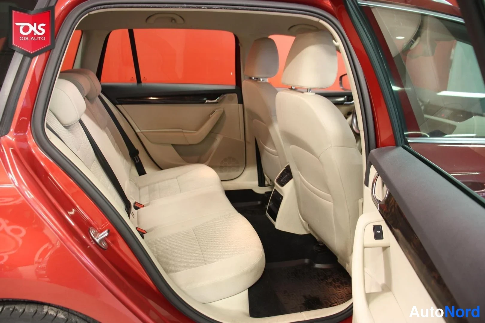 Punainen Skoda Octavia 2015, takaistuimet, kuva 13