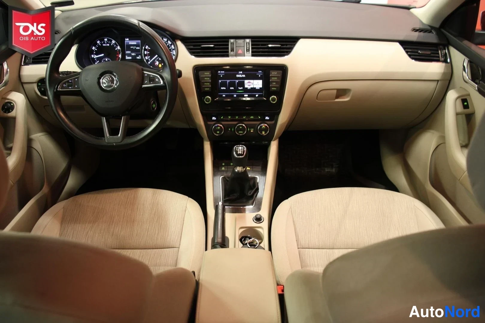 Punainen Skoda Octavia 2015, ohjaamo, kuva 9