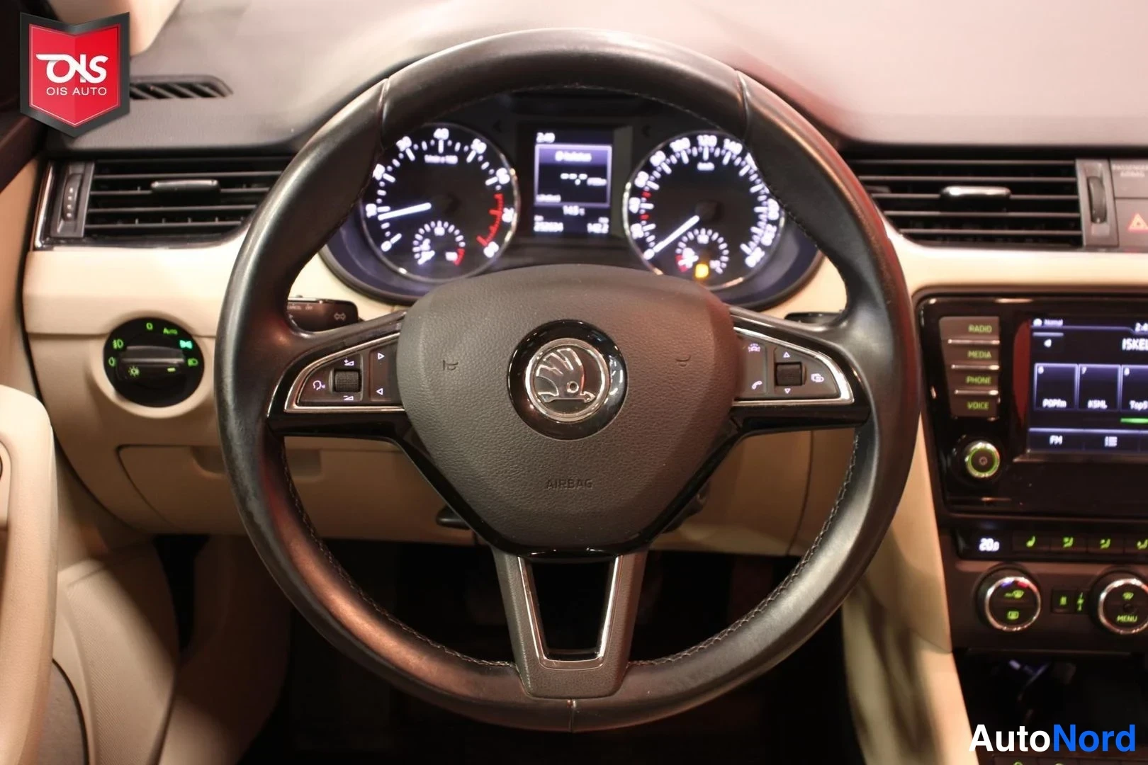 Punainen Skoda Octavia 2015, yksityiskohta, kuva 15