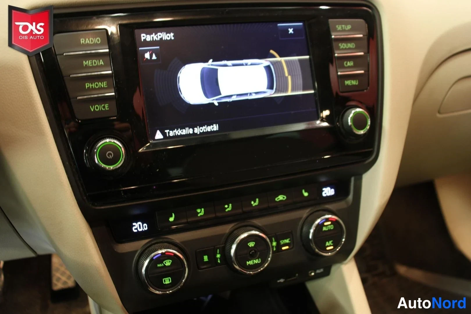 Punainen Skoda Octavia 2015, yksityiskohta, kuva 16
