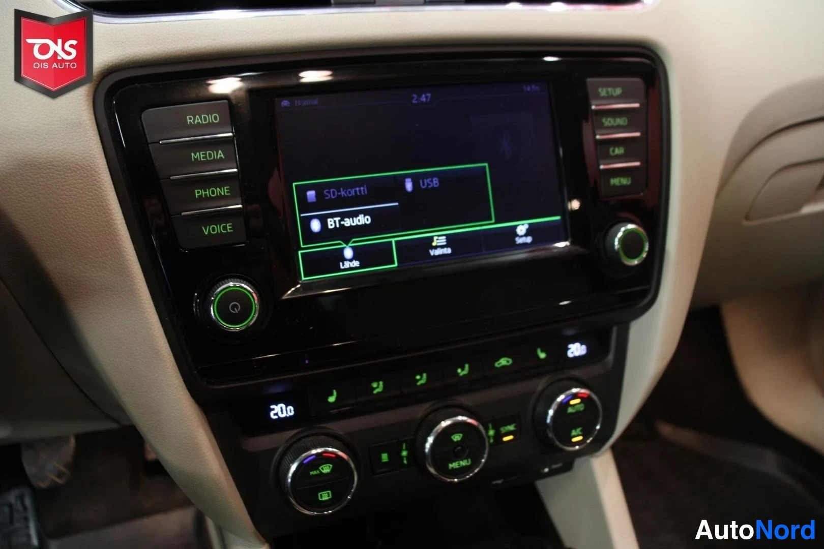 Punainen Skoda Octavia 2015, yksityiskohta, kuva 17