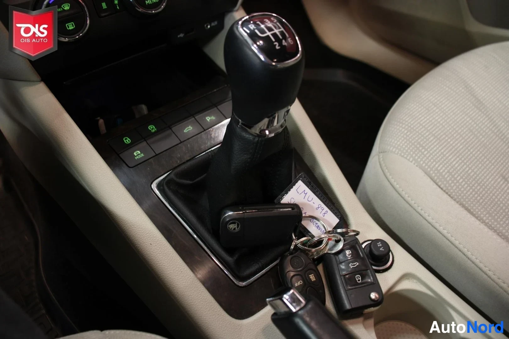Punainen Skoda Octavia 2015, yksityiskohta, kuva 19