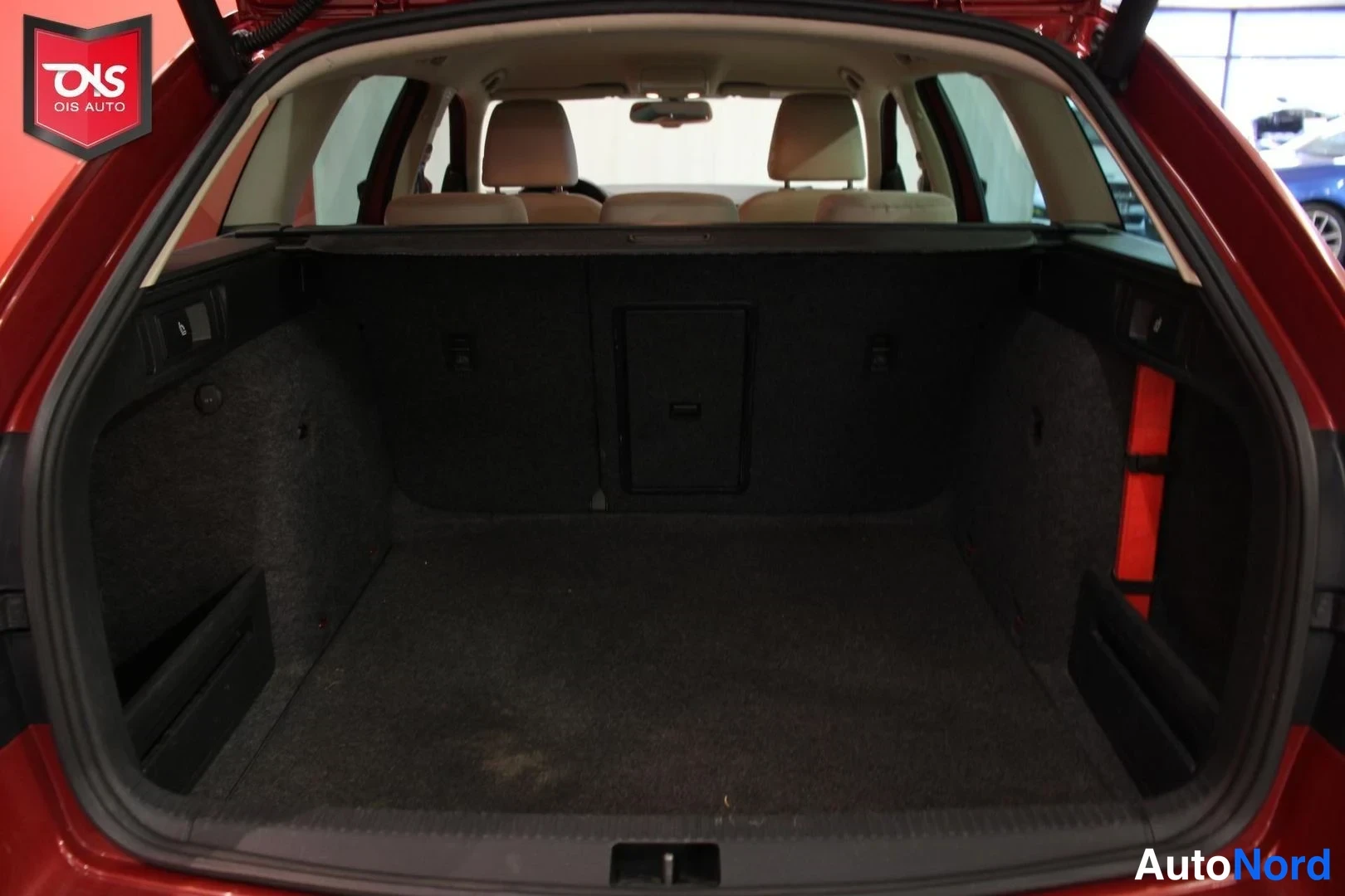 Punainen Skoda Octavia 2015, tavaratila, kuva 14