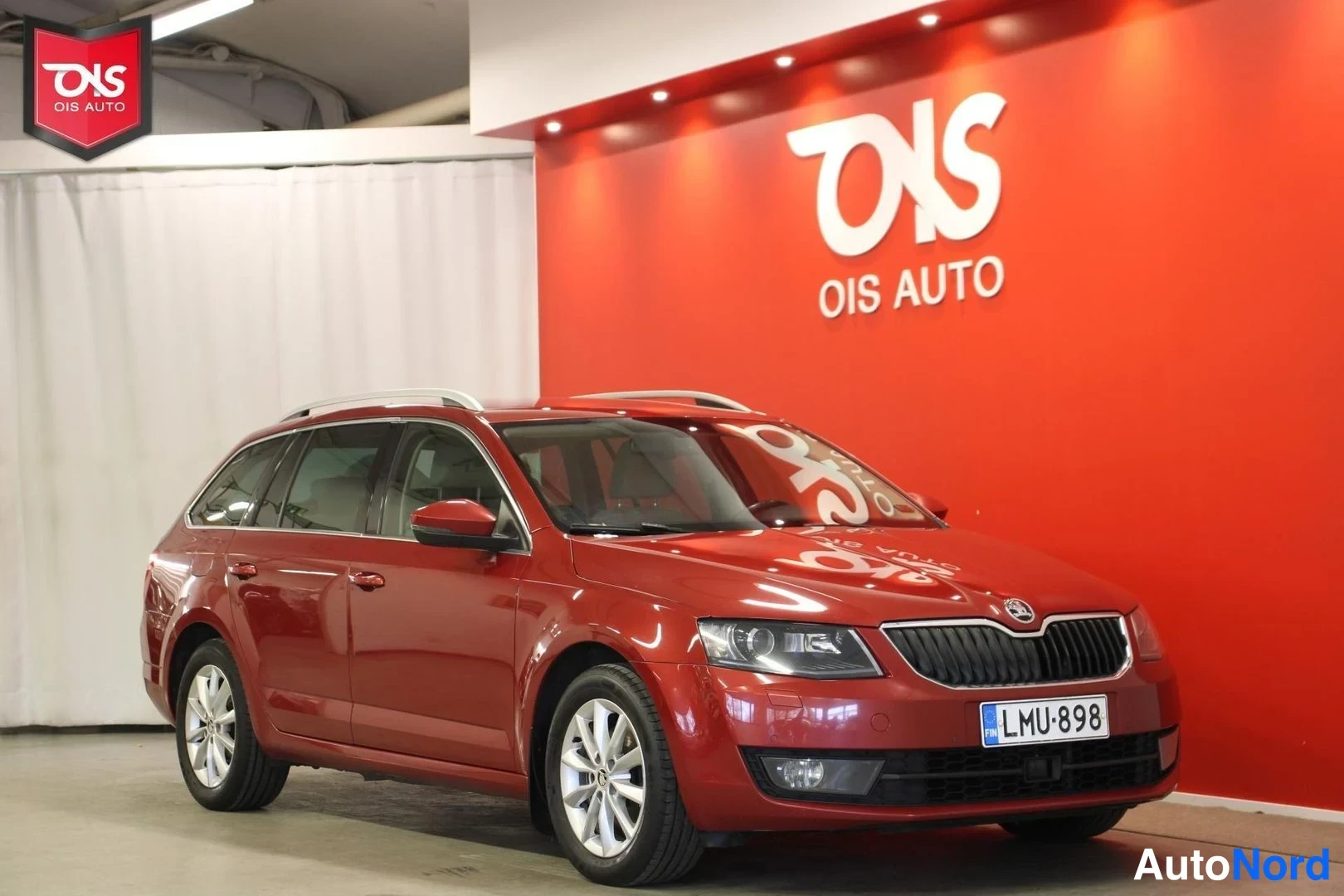 Punainen Skoda Octavia 2015, etuviisto, keula oikealle, kuva 3