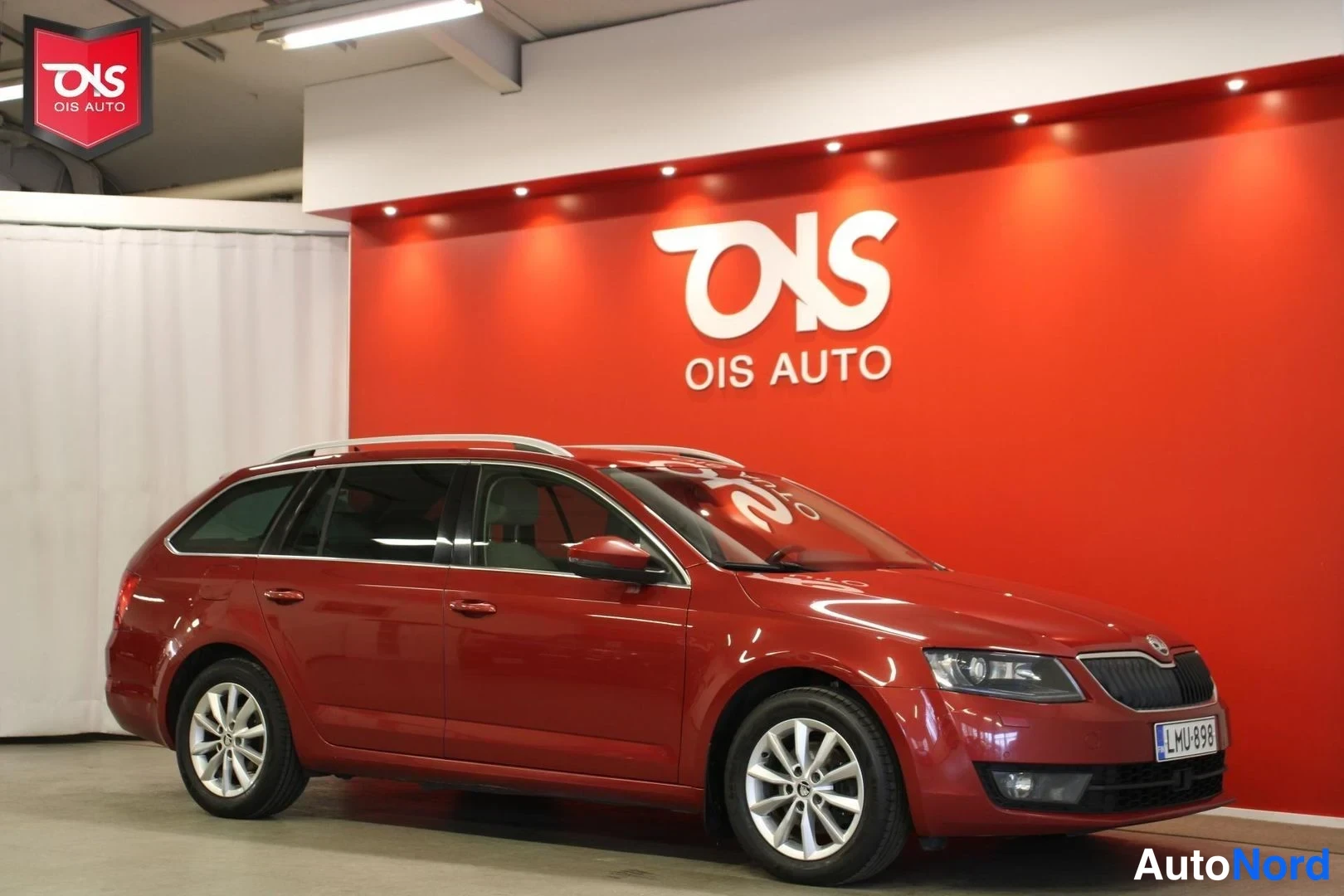 Punainen Skoda Octavia 2015, etuviisto, keula oikealle, kuva 4