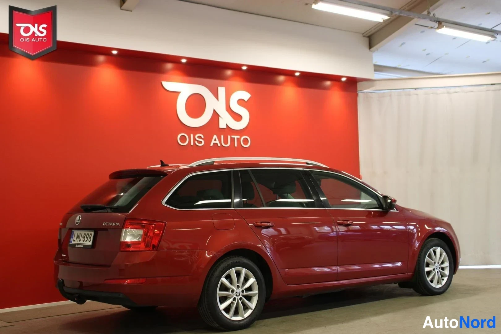Punainen Skoda Octavia 2015, takaviisto, kuva 5