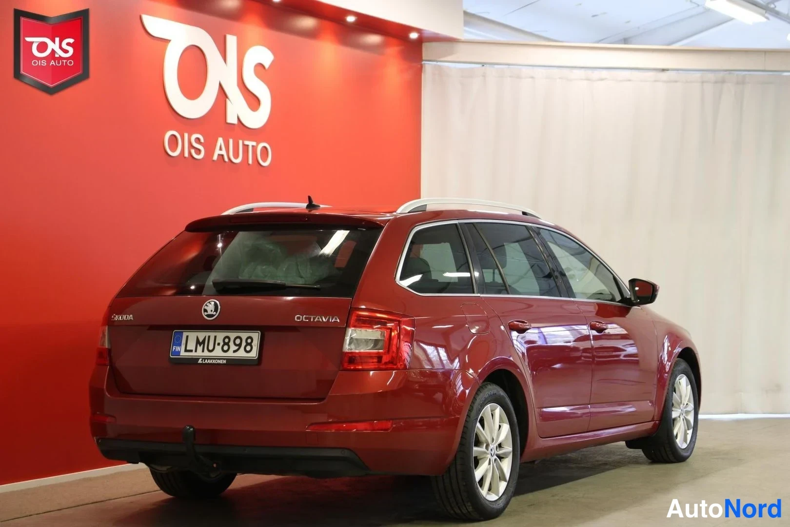 Punainen Skoda Octavia 2015, takaviisto, kuva 6