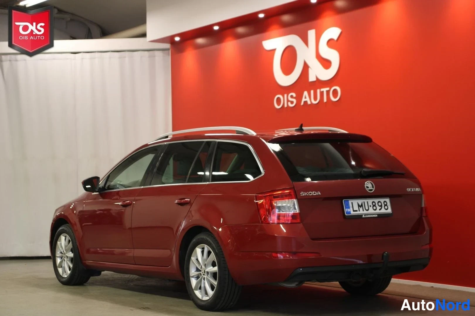 Punainen Skoda Octavia 2015, takaviisto, kuva 7