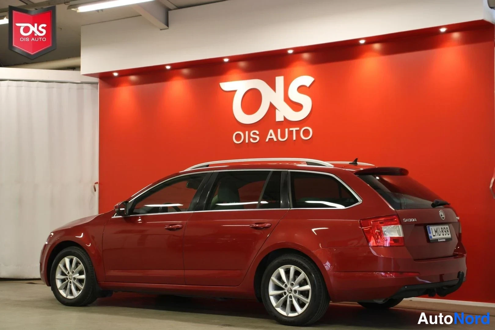 Punainen Skoda Octavia 2015, takaviisto, kuva 8