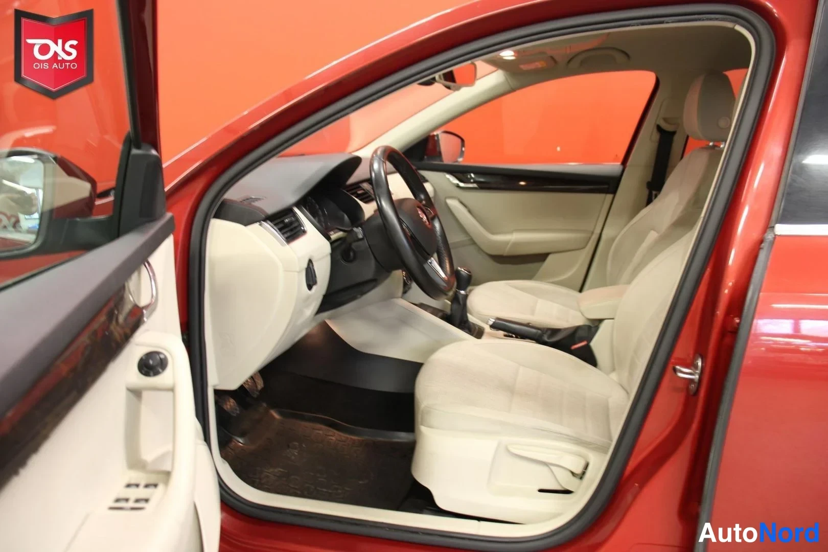 Punainen Skoda Octavia 2015, ohjaamo, kuva 10