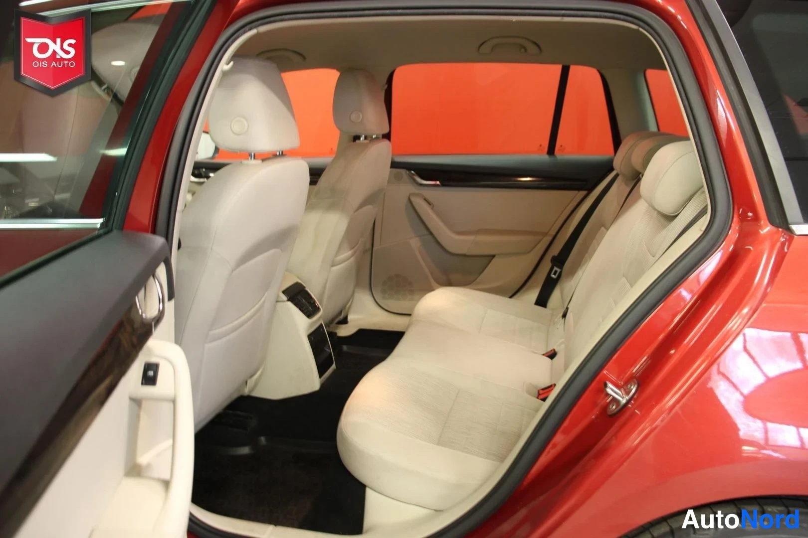 Punainen Skoda Octavia 2015, takaistuimet, kuva 12