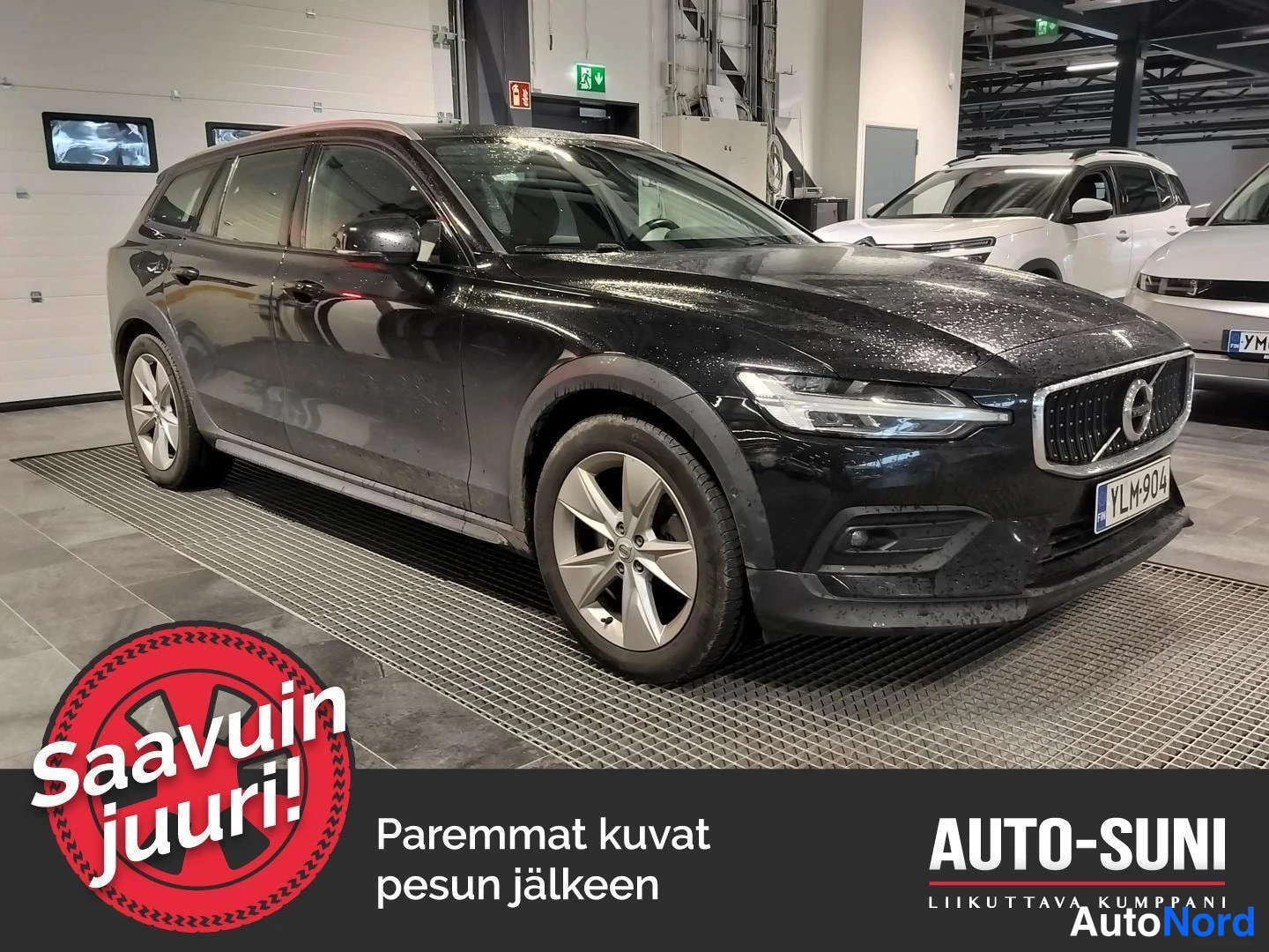 Musta Volvo V60 Cross Country 2021, etuviisto, keula oikealle, kuva 2