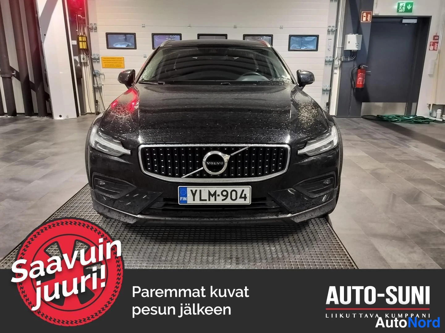Musta Volvo V60 Cross Country 2021, edestä, kuva 3