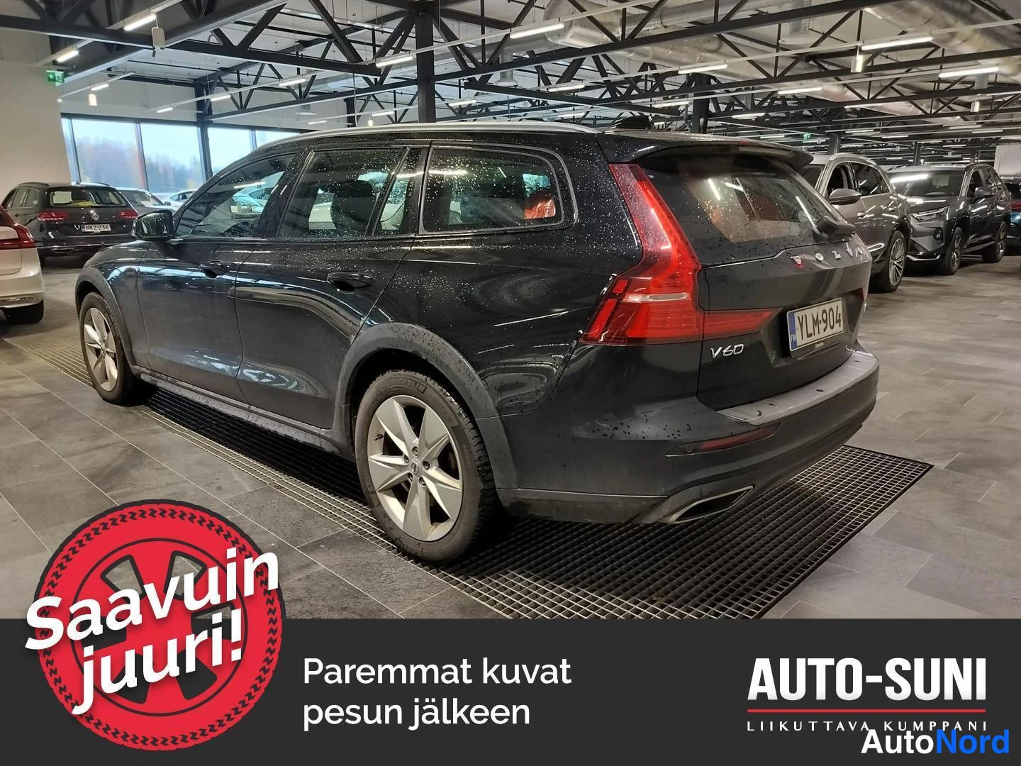 Musta Volvo V60 Cross Country 2021, takaviisto, kuva 4