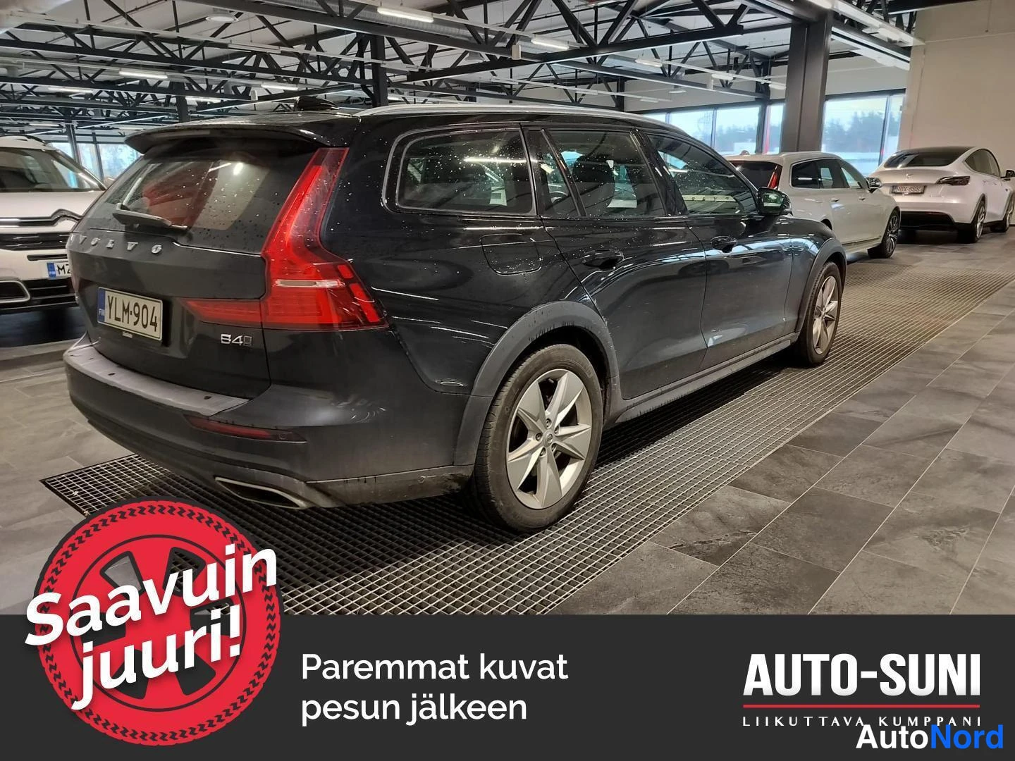 Musta Volvo V60 Cross Country 2021, takaviisto, kuva 5