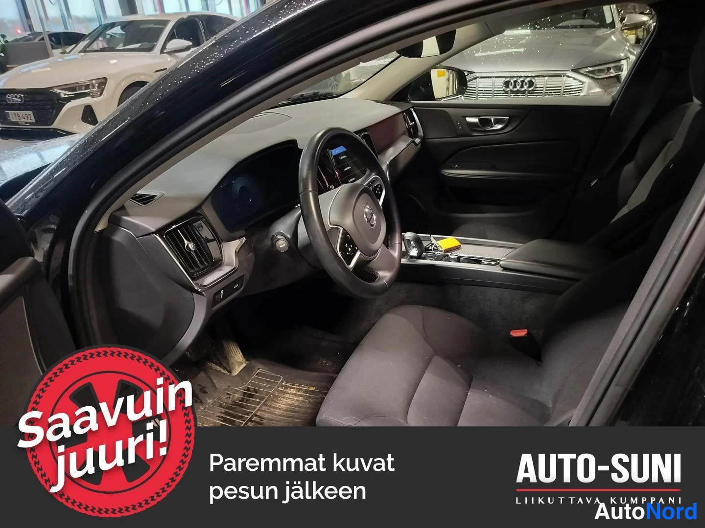 Musta Volvo V60 Cross Country 2021, ohjaamo, kuva 6