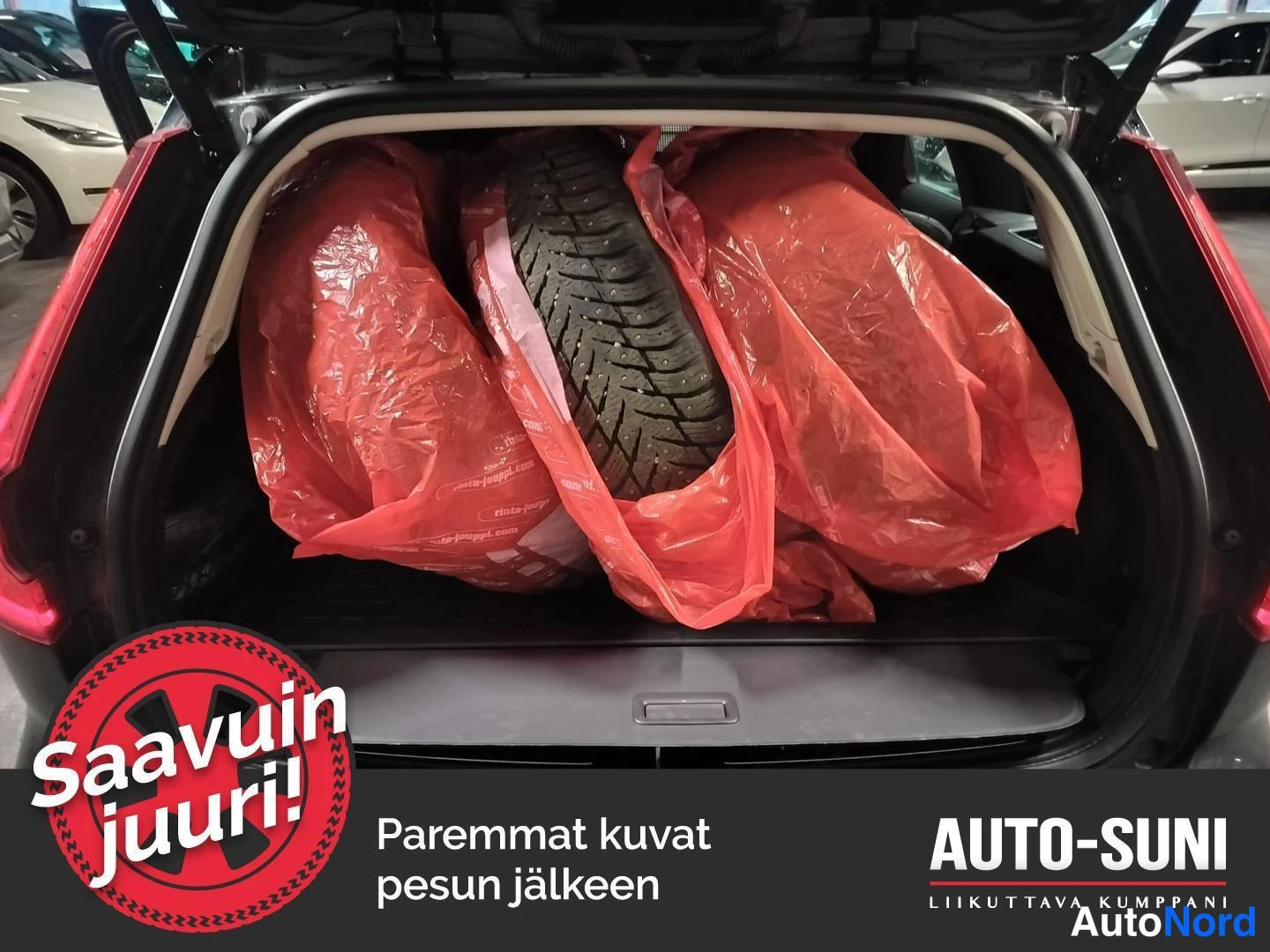 Musta Volvo V60 Cross Country 2021, tavaratila, kuva 7