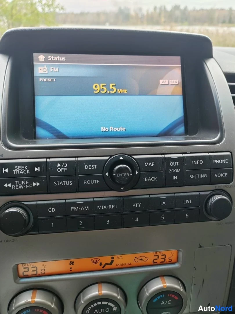 Punainen Nissan Navara 2007, ohjaamo, kuva 11