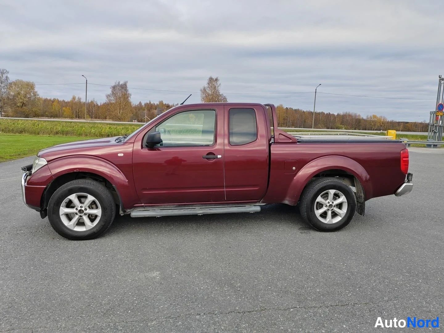 Punainen Nissan Navara 2007, sivulta, kuva 5