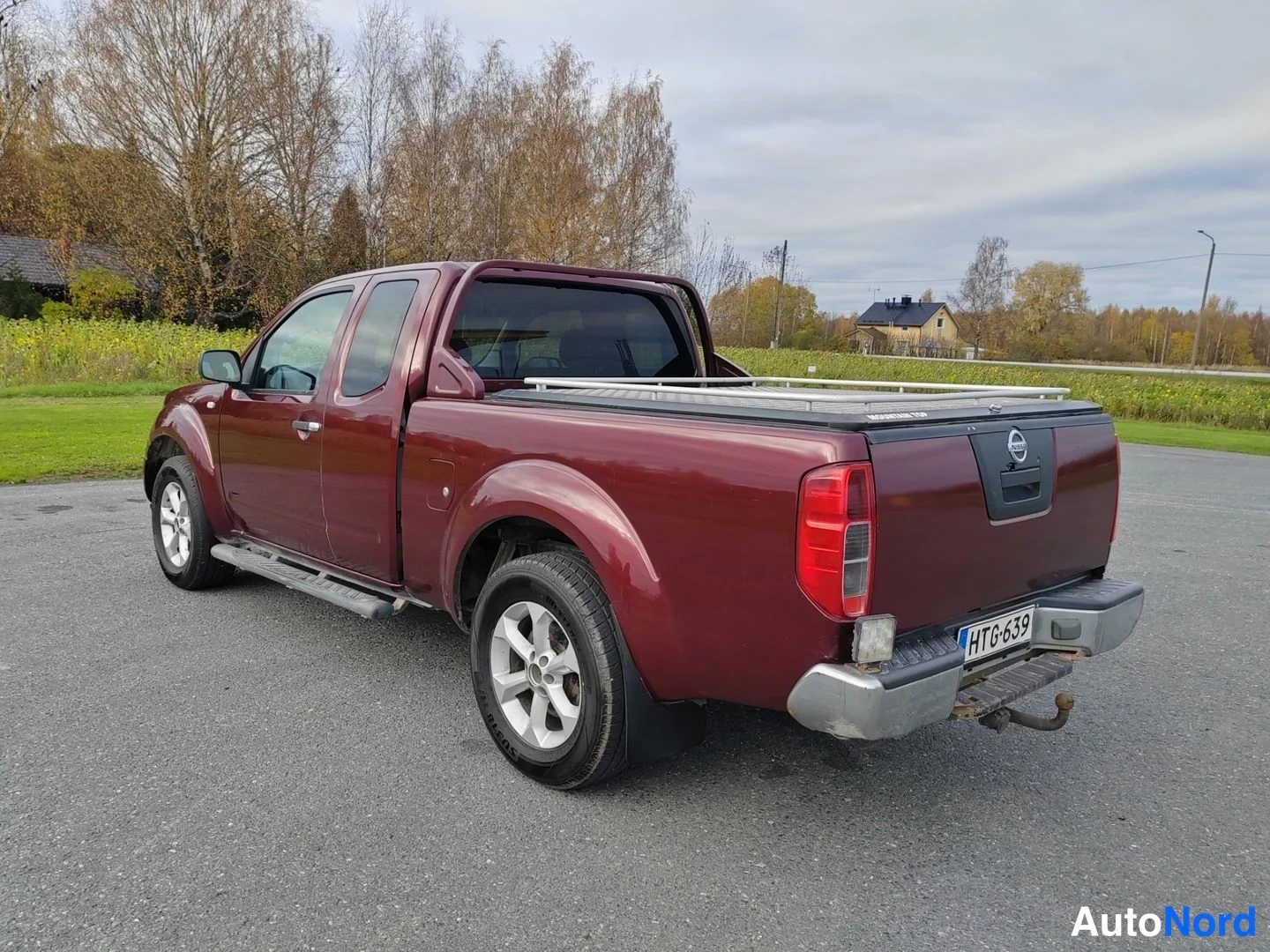 Punainen Nissan Navara 2007, takaviisto, kuva 6