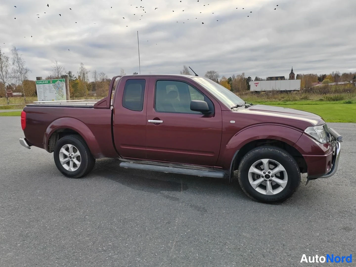 Punainen Nissan Navara 2007, etuviisto, keula oikealle, kuva 3