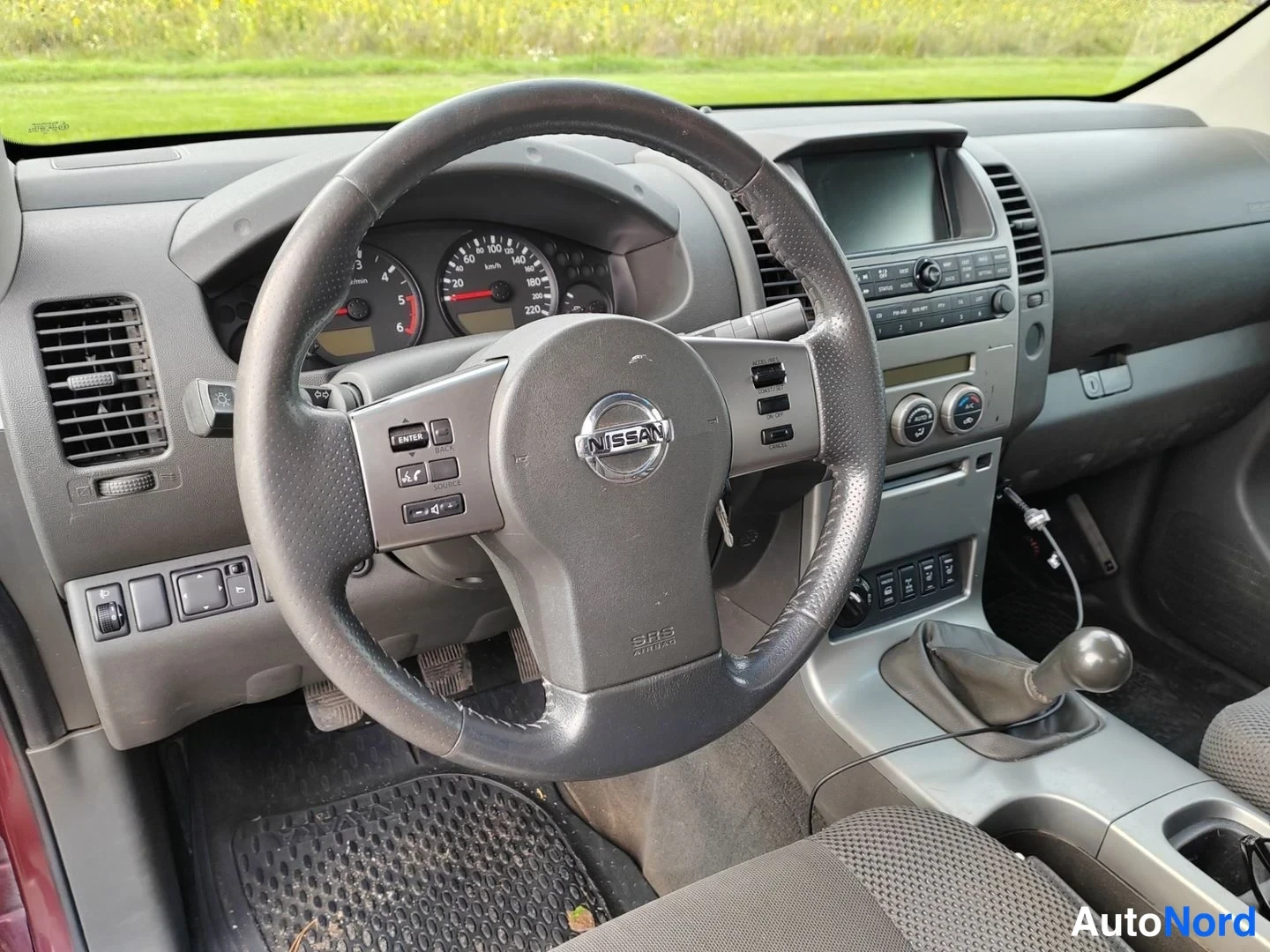 Punainen Nissan Navara 2007, ohjaamo, kuva 10