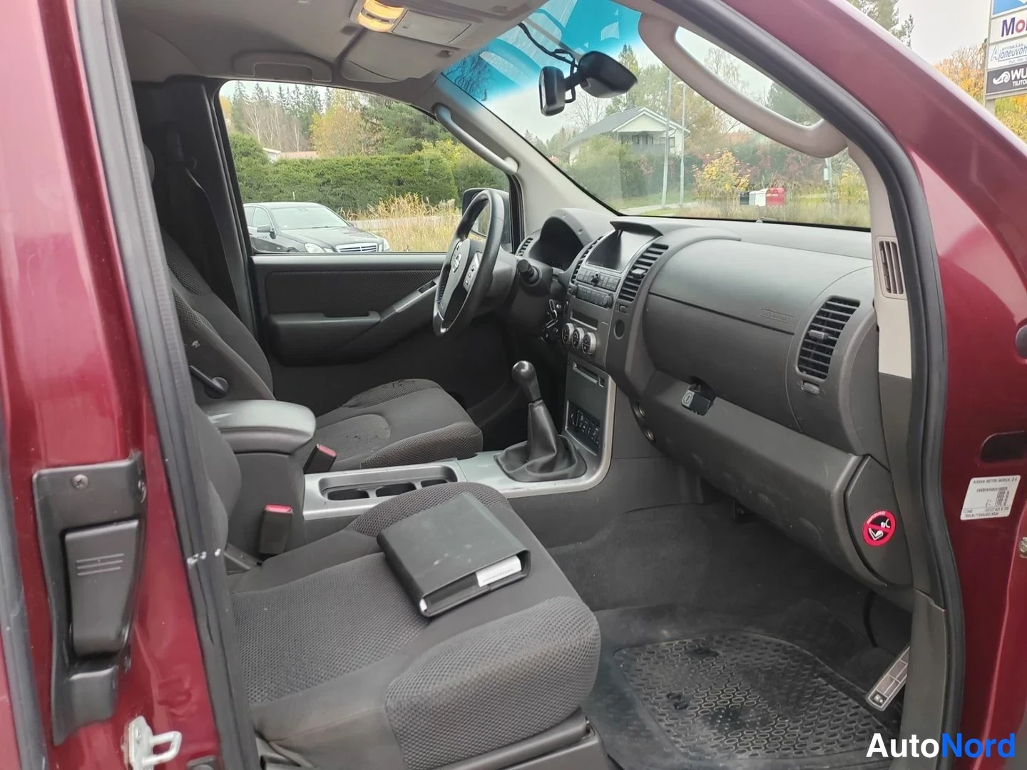 Punainen Nissan Navara 2007, ohjaamo, kuva 8
