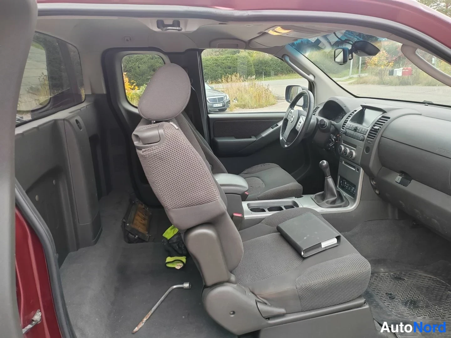 Punainen Nissan Navara 2007, ohjaamo, kuva 9