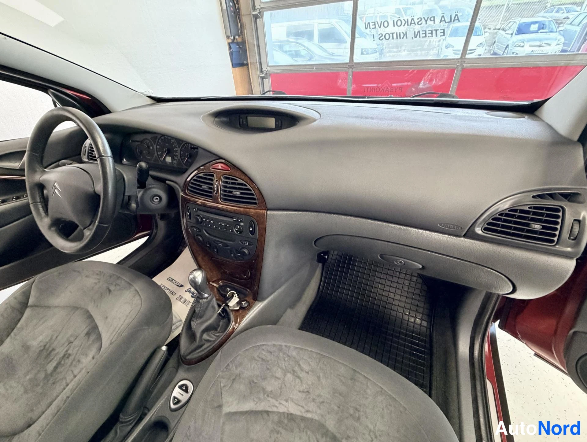 Punainen Citroen C5 2002, ohjaamo, kuva 9