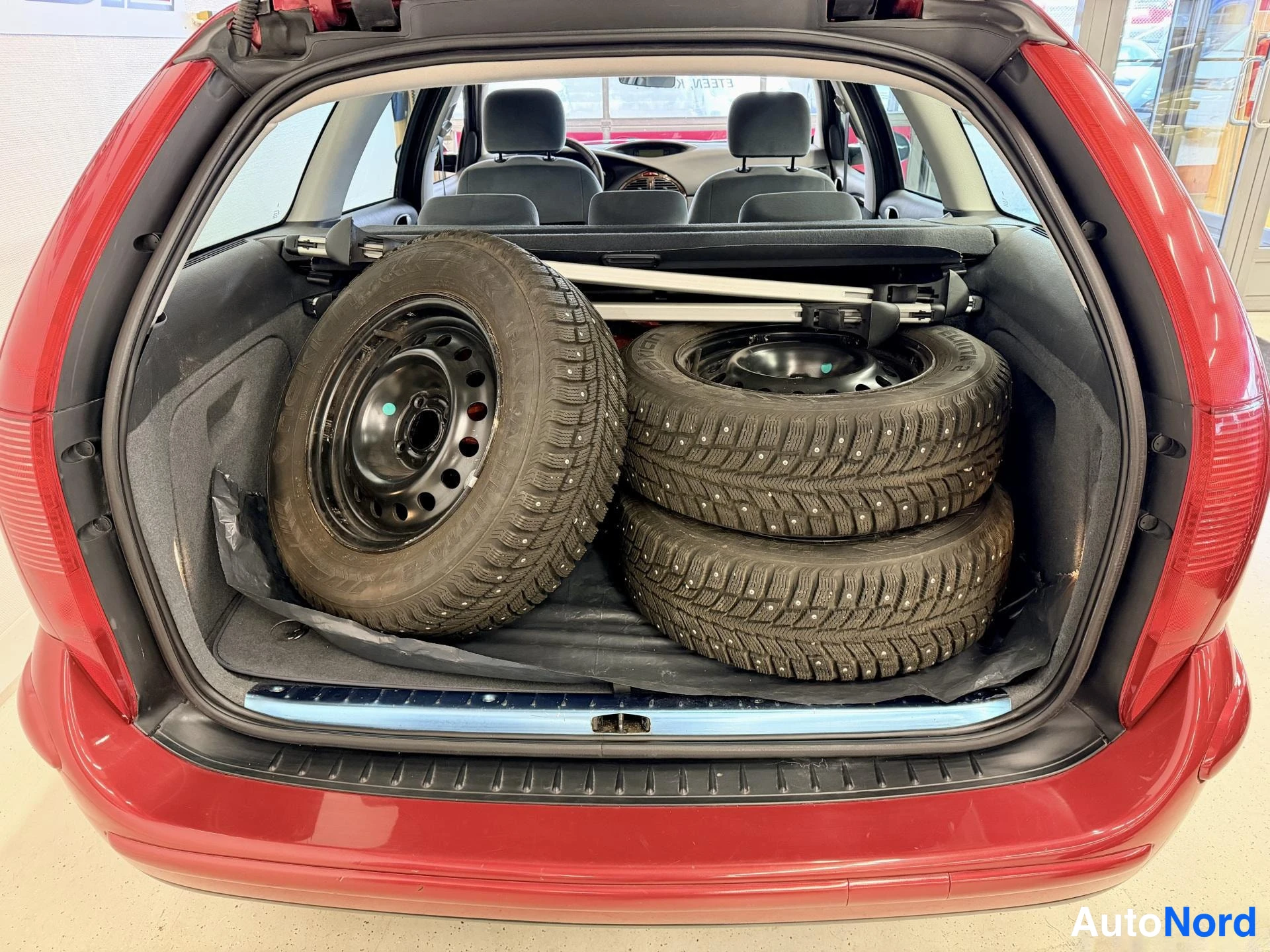 Punainen Citroen C5 2002, tavaratila, kuva 15