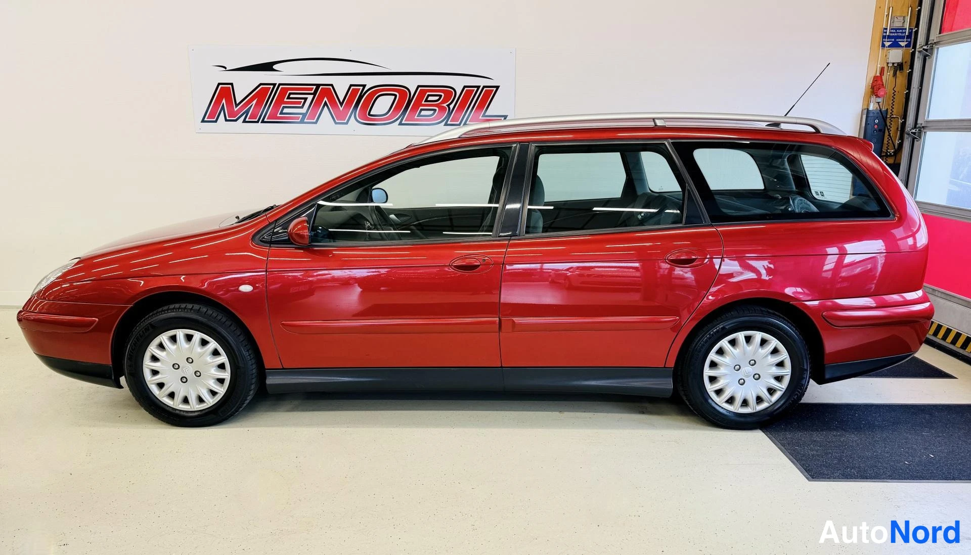 Punainen Citroen C5 2002, sivulta, kuva 5