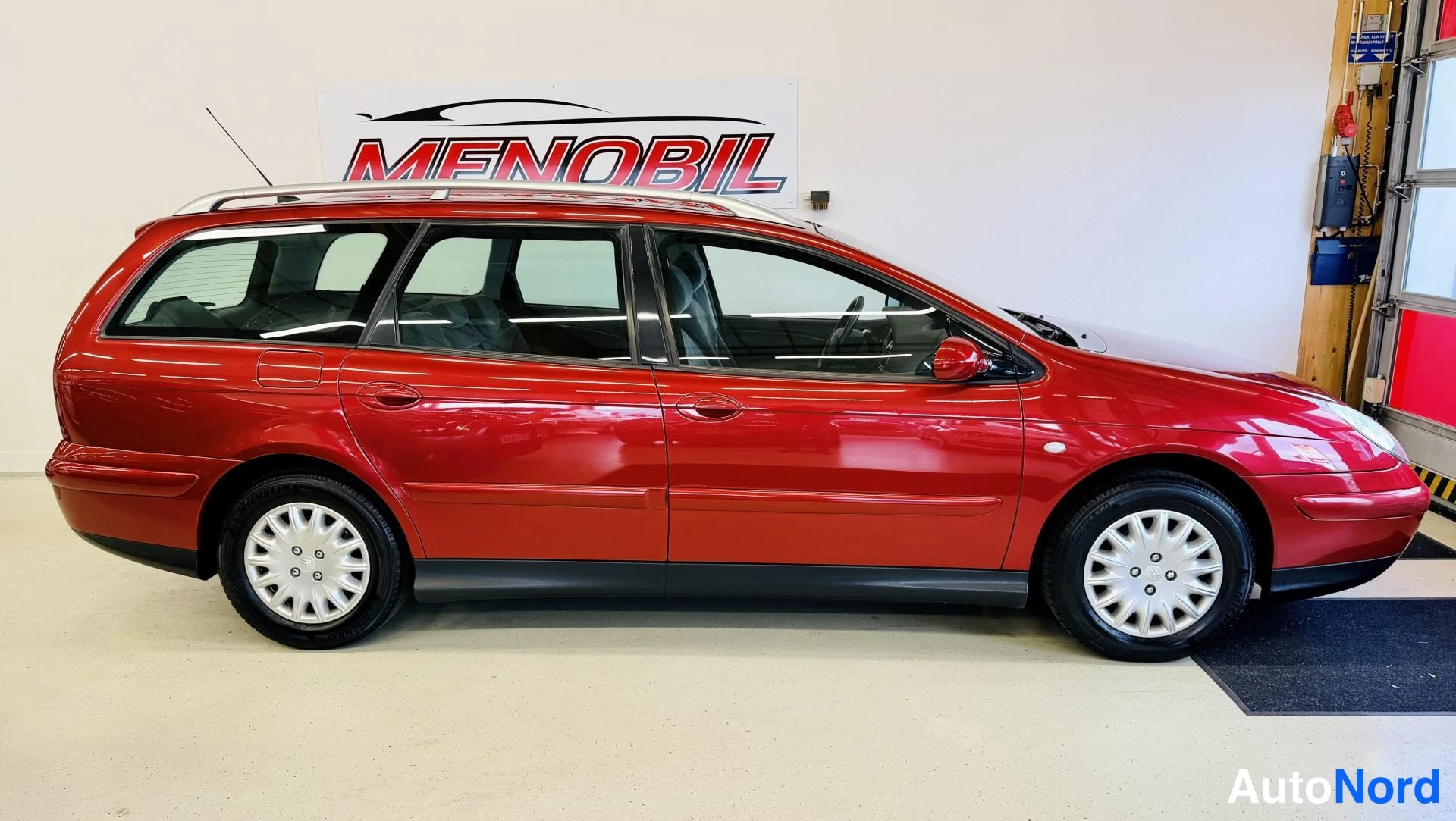 Punainen Citroen C5 2002, etuviisto, keula oikealle, kuva 2