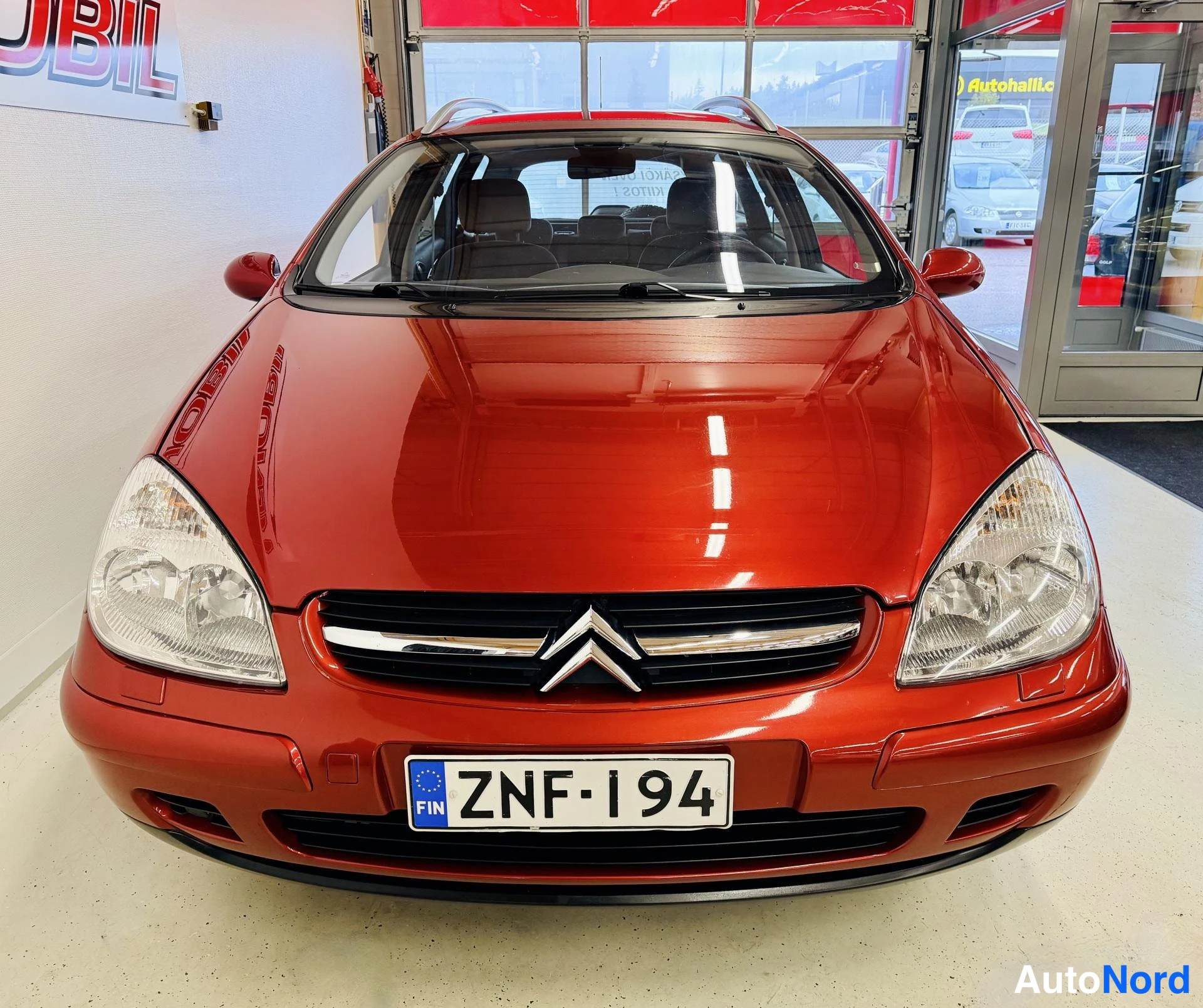Punainen Citroen C5 2002, edestä, kuva 4