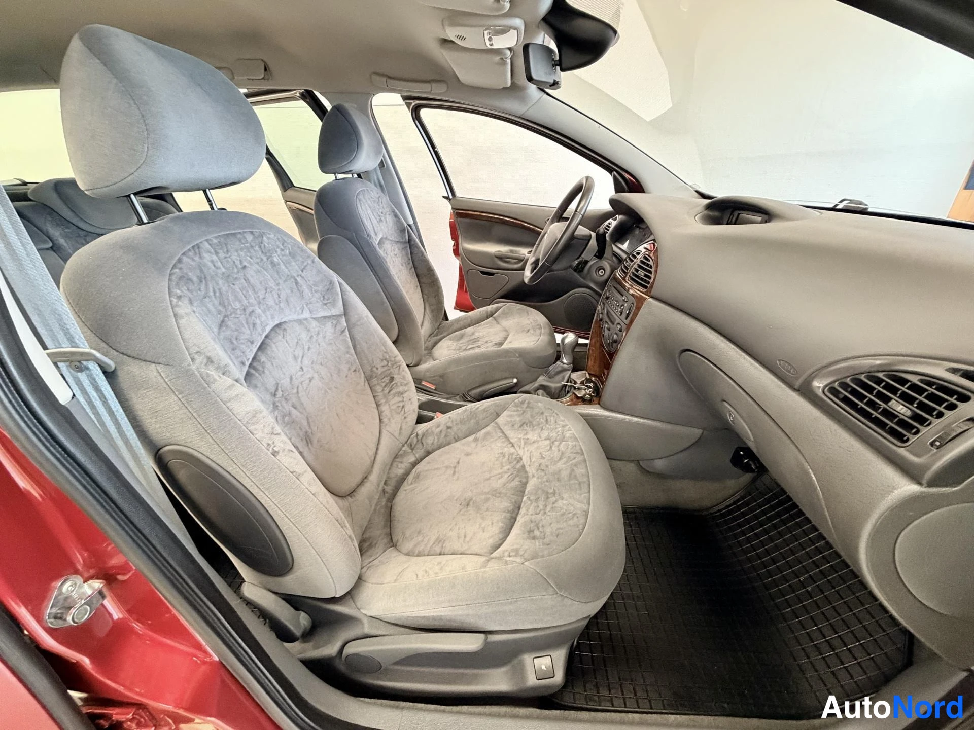 Punainen Citroen C5 2002, etuistuimet, kuva 11