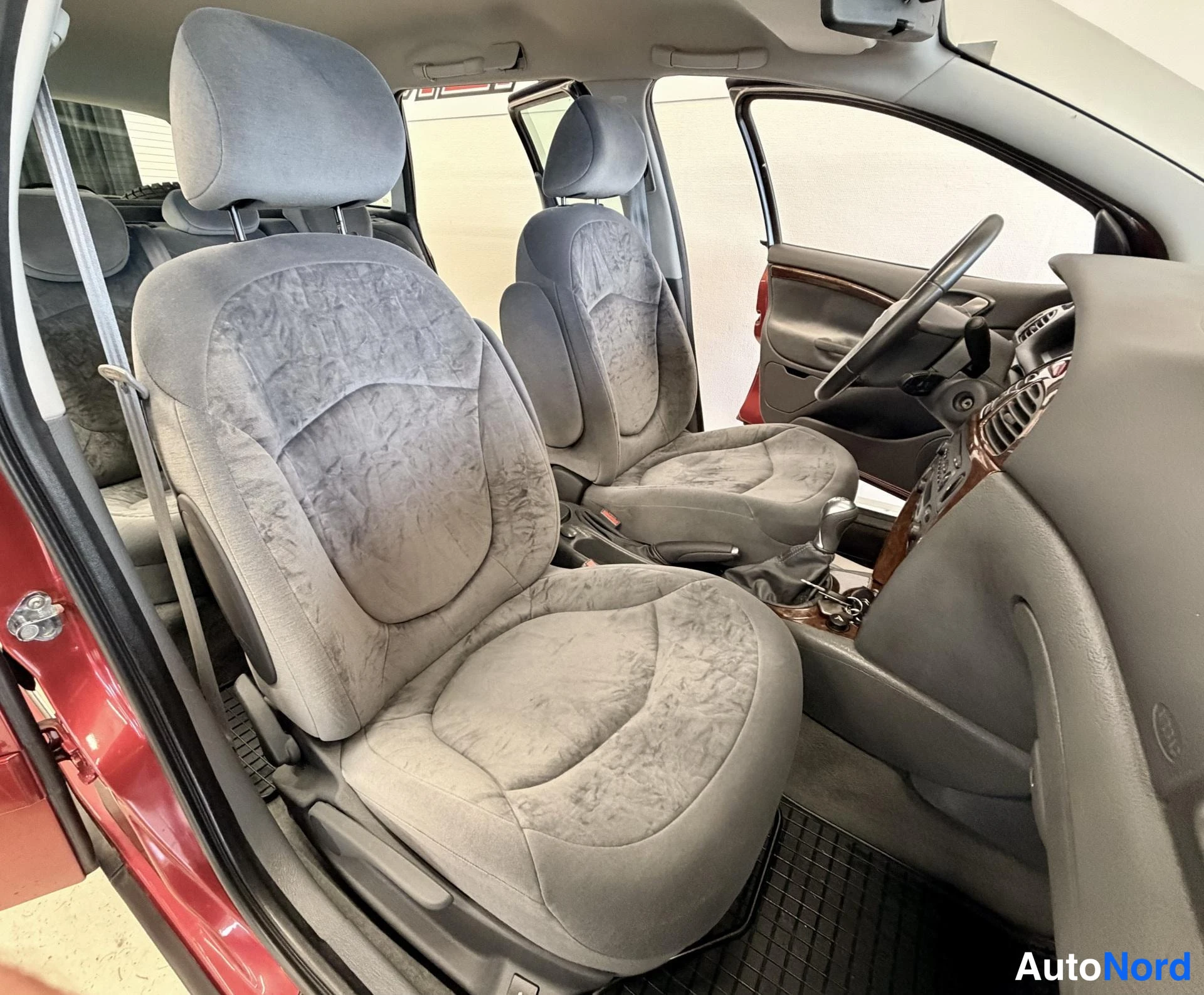 Punainen Citroen C5 2002, etuistuimet, kuva 12